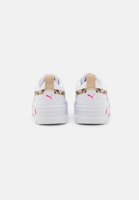 Białe sneakersy z beżowym panelą w panterkę, różowymi akcentami i teksturowaną białą podeszwą. Posiadają wyściełany kołnierz oraz logo na pięcie.