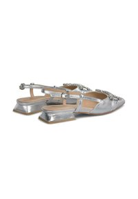Zapatos slingback metálicos plateados con punta afilada, tacón cuadrado y adornos de cuentas en la parte superior. Textura suave con correa ajustable.