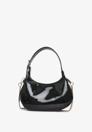 Borsa a mano in pelle verniciata nera con silhouette curvata, dotata di un manico corto e di una tracolla in catena dorata. Texture liscia con finitura lucida.