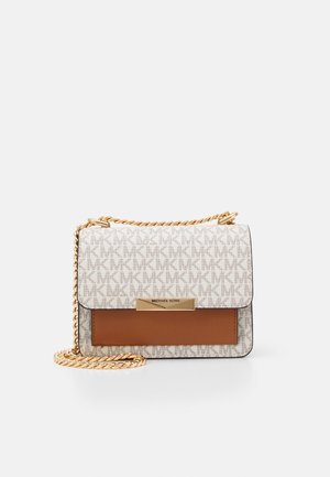 Hvid og brun Michael Kors taske med logo mønster over det hele, guldkæde strop og guldfarvet navneskilt på frontklappen.