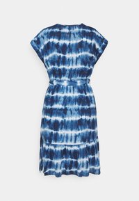 Blaues Batikkleid mit kurzen Cap-Ärmeln, taillierter Taille und mehrlagigem Rock. Verfügt über eine weiche Textur und fließendes Design.
