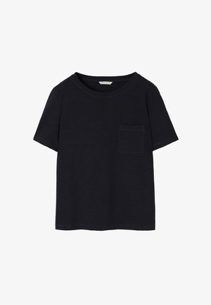 Tricou din bumbac de culoare bleumarin închis, cu guler rotund, mâneci scurte și un buzunar pe piept. Textură moale cu un model discret de nuanțe.