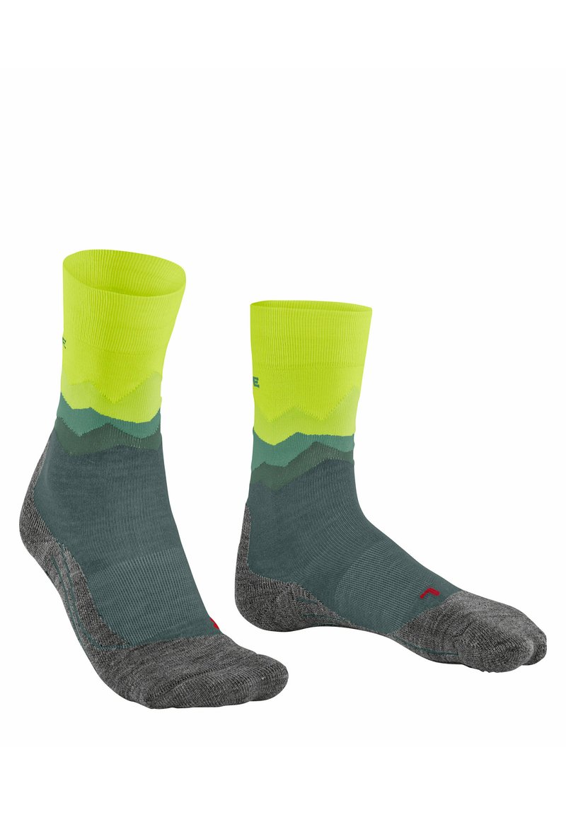 Calcetines de montaña en verde y amarillo con una base gris. La parte superior es de un amarillo brillante, que se transforma en verde oscuro y gris.