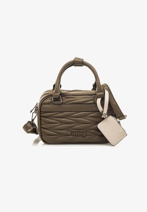 Borsa a tracolla marrone trapuntata con manici corti e tracolla rimovibile. Presenta un logo e un piccolo etichetta in un colore contrastante.