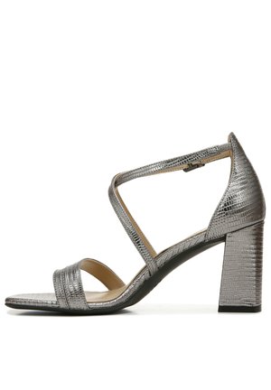 Sandalette à talons hauts métallisée grise avec une finition texturée, dotée de brides croisées et d'un talon block pour plus de stabilité. Doublure intérieure lisse.
