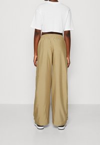 Nike Sportswear Träningsbyxor - olive