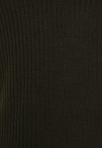 Texture de tissu côtelé vert foncé avec des rayures verticales, mettant en valeur un matériau doux, extensible et un léger éclat.