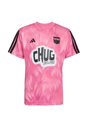 Pink sportstrøje med korte ærmer med sorte Adidas-striber på ærmerne, Fortnite-logo på brystet og stor "CHUG SPLASH" tekst foran.