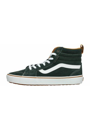 Zapatilla alta de ante verde oscuro, con franja lateral blanca y acentos en marrón contrastante, con cordones blancos y suela de goma.