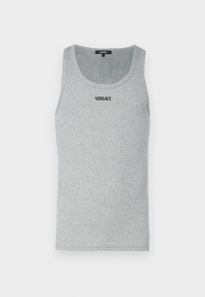 Débardeur gris en coton avec une texture côtelée. Présente un col rond et un logo "VERSACE" noir sur la poitrine.