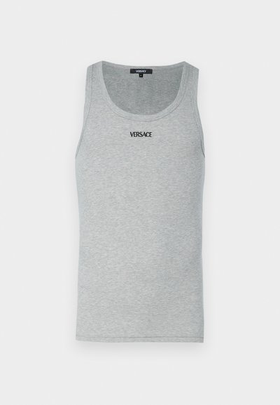 Szürke, pamutból készült ujjatlan felső, bordás textúrával. Kerek nyakú, és a mellrészen fekete "VERSACE" logó található.