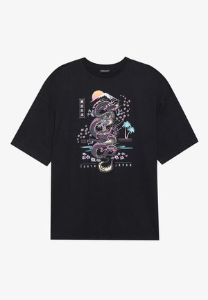 Sort T-shirt med et farverigt dragegrafik, kirsebærblomster, sol og bjerg. Teksten "Tokyo Japan" står under designet.