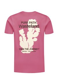 Rosa Baumwoll-T-Shirt mit einem weißen Kaktus-Motiv, schwarzer Schrift mit den Aufschriften "PURE PATH", "WASTELAND" und "OWN THE JOURNEY" sowie den Namen der Bundesstaaten darunter.
