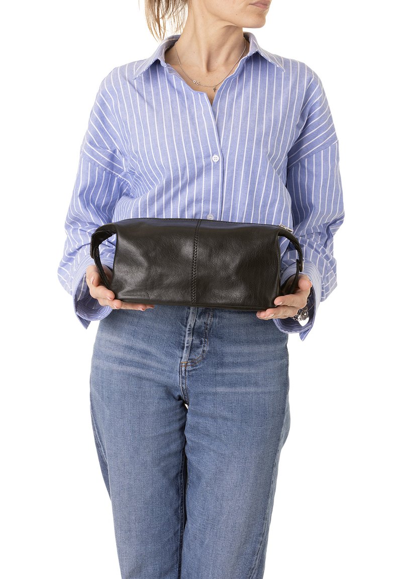 Borsa a pochette in pelle nera con manici laterali, forma rettangolare e dettagli di cucitura in vista. Realizzata in pelle liscia con finitura opaca.