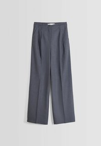 Grå rutiga vida byxor, skräddarsydda med veck, ett platt midjeband och en texturerad tygfinish, lämpliga för formella sammanhang.