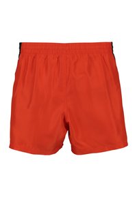 Bañador rojo fabricado en poliéster ligero. Presenta una banda elástica en la cintura con acentos laterales negros. Textura suave, diseño simple.