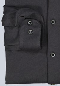 Dunkelgraues Strickshirt mit Knopfdesign, auffälligen Bündchen mit Knopfakzenten und strukturiertem Stoff für einen formellen Look.