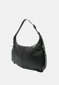 Borsa a mano in pelle nera con forma arrotondata, dotata di chiusura a zip e di una singola tracolla regolabile con dettagli in metallo dorato.