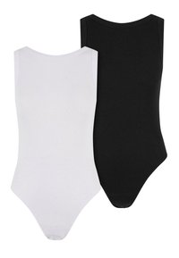 To bodysuits i hvit og svart, laget av ribbestrikket materiale. De har design med scoop-hals og thong-snitt nederst.