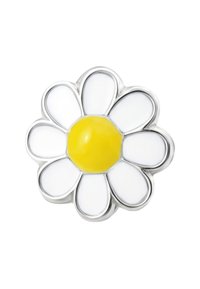 Een madeliefvormige broche met witte emaille bloemblaadjes en een centrale gele emaille stip, omlijst met zilverkleurig metaal.