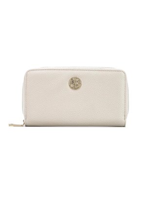 Portafoglio in pelle beige chiaro con superficie texturizzata, chiusura con zip e un logo circolare dorato sul davanti. Forma rettangolare, design compatto.