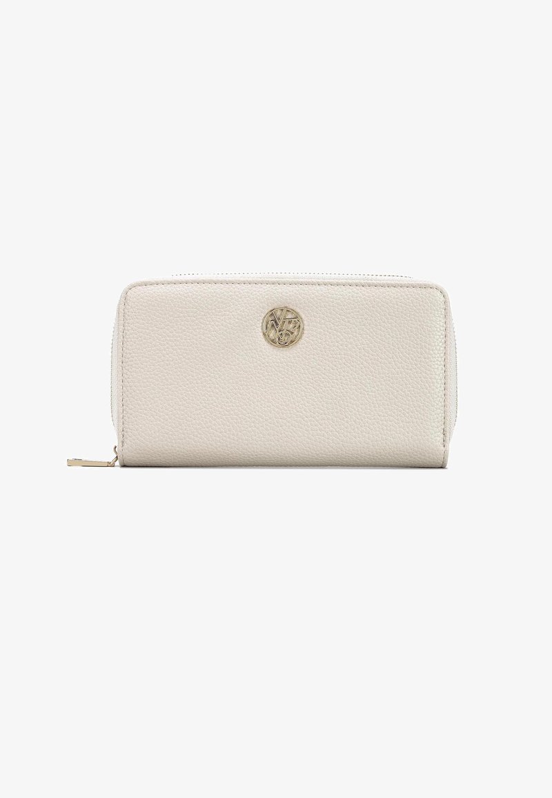 Portafoglio in pelle beige chiaro con superficie texturizzata, chiusura con zip e un logo circolare dorato sul davanti. Forma rettangolare, design compatto.