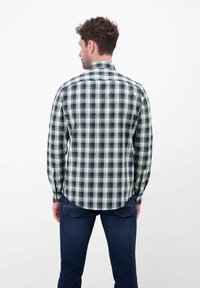 Herre langærmet ternet skjorte i grønne, marineblå og hvide nuancer; button-down-krave; tekstureret bomuldsstof; buet kant; manchetter på ærmerne.