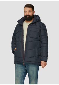 Dunkelblauer Steppjacke mit Kapuze, ausgestattet mit einem durchgehenden Reißverschluss, zwei Fronttaschen und zwei Brusttaschen. Strukturierter Stoff mit genähten Abschnitten.