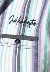 Gestreifte Hemd aus Stoff in Weiß, Türkis und Lila mit einer gestickten Tasche. Verfügt über einen schwarzen Knopf und ein gesticktes Logodetail.