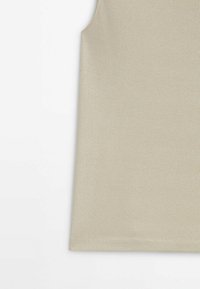 Beżowy prążkowany top na ramiączkach z okrągłym dekoltem i bez rękawów, wyróżniający się gładką fakturą i dopasowanym krojem.