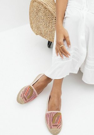 Espadrilles perlées avec une tige en toile rose, présentant des motifs multi-couleurs complexes et une semelle en jute tissée. Conception décontractée et légère.