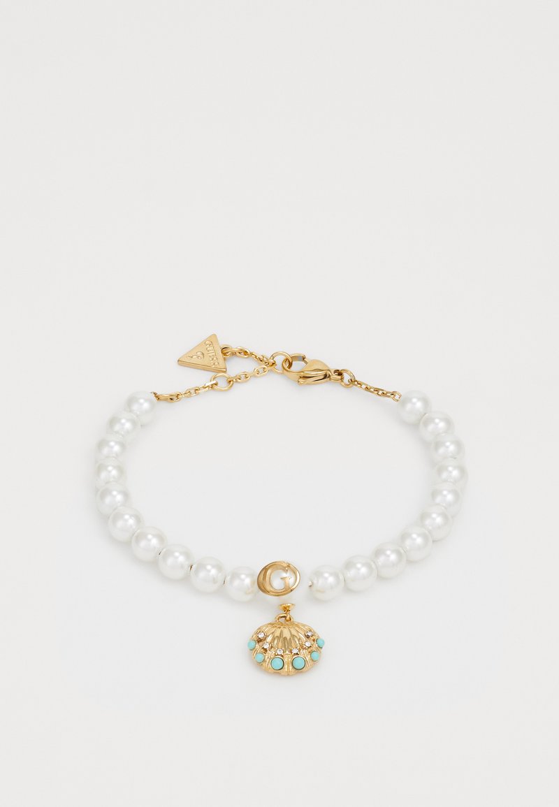 Bracciale di perle bianche con chiusura in oro, caratterizzato da un ciondolo a forma di conchiglia decorato con pietre turchesi e accenti trasparenti.