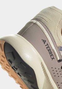 Adidas Terrex VOYAGER 21 TRAVEL - Pārgājienu apavi - sand strata   silver violet   acid orange