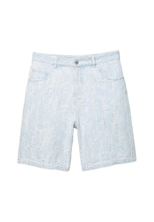 Shorts en denim bleu clair avec une texture usée et des accents effilochés, cinq poches et une fermeture à bouton à la taille.