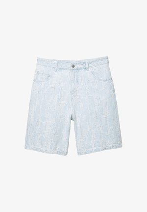 Lysblå denimshorts med en slidt tekstur og frynsekanter, fem lommer og en knaplukning i taljen.