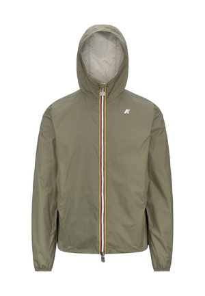 Giacca leggera verde oliva con cappuccio, dotata di zip frontale con dettagli gialli, polsini elastici e un piccolo logo sul petto.