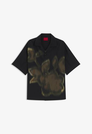 Maglietta nera a maniche corte con un motivo floreale in tonalità scure, con chiusura a bottoni e colletto. Realizzata in tessuto leggero.