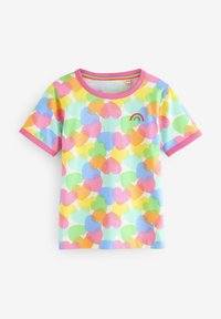 Maglietta di cotone a maniche corte, con motivo a cuori colorati in tonalità pastello. Girocollo rosa e piccolo ricamo arcobaleno.