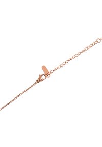 Kette aus Roségold mit miteinander verbundenen Gliedern, ausgestattet mit einem Karabinerverschluss und einem kleinen Anhänger in der Nähe des Verschlusses. Glatte Oberfläche, einheitliche Farbe.