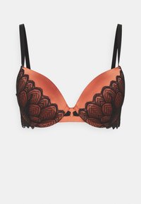 Soutien-gorge en satin couleur rouille avec un voile en dentelle noire mettant en avant un design festonné, des bretelles réglables et un matériel doré au centre.