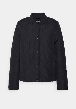 Sort quiltet jakke med rund krave, der har diagonale syninger og trykknapper, designet til varme og afslappet brug.