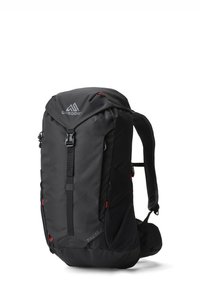 Sac à dos noir avec une finition texturée, bretelles ajustables, boucles à l'avant et accents rouges. Comprend un compartiment spacieux et des poches latérales.