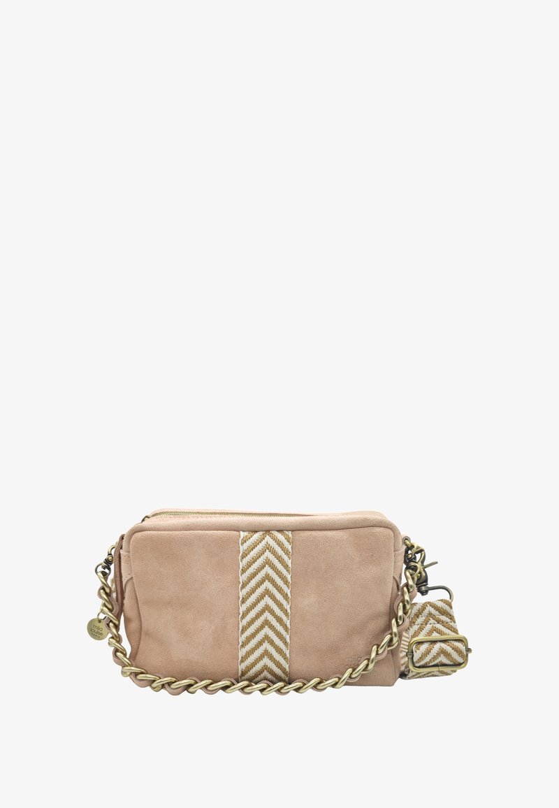 Sac en daim beige rectangulaire à bandoulière avec une rayure en chevron au centre, poignée en chaîne dorée et une sangle en tissu à motif chevron réglable.