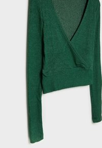Zielony, prążkowany, długi rękaw bluzka typu wrap z głębokim dekoltem w kształcie litery V, charakteryzująca się dopasowanym krojem i textured wykończeniem materiału.