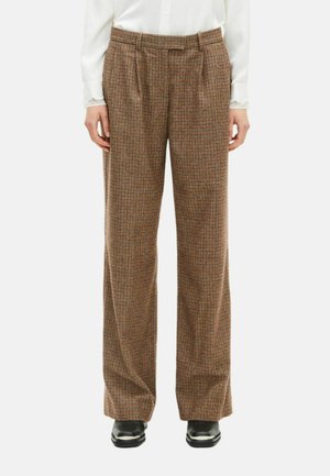 Bruin en beige geruite broek met wijde pijpen, plooien bij de taille, vervaardigd uit gestructureerde stof, gecombineerd met zwart schoeisel.