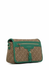 Borsa a tracolla marrone con motivo e dettagli in pelle verniciata verde, dotata di tasca frontale con zip. Presenta una tracolla rimovibile e hardware dorato.