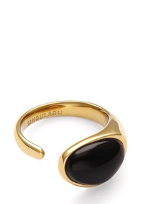Anello in metallo dorato con una grande pietra ovale nera, finitura liscia, design aperto e incisione "SINGULARU" all'interno della fascia.