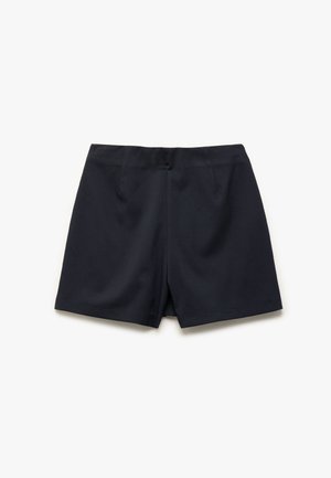 Granatowe szorty wykonane z gładkiego materiału, o dopasowanym kroju, płaskim przodzie i krótkim końcu. Brak widocznych wzorów lub akcentów.