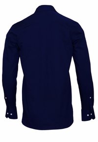 Meri jäsentekokoinen, cotton material, perinteinen kaulus, napilliset hihansuut, sileä tekstuuri, yksivärinen, yksinkertainen muotoilu ilman kuvioita.