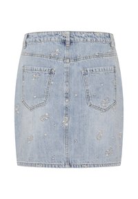 Jupe en denim mini de couleur bleu clair avec broderie florale. Comprend des poches arrière et un ourlet effiloché. Design classique à cinq poches, taille mi-haute.